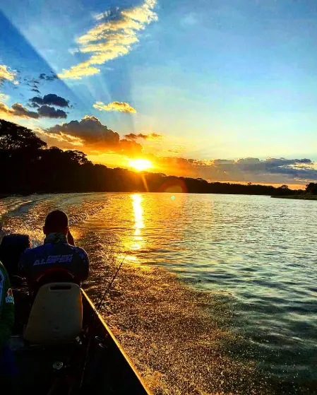 Pôr do sol no Rio Piquiri